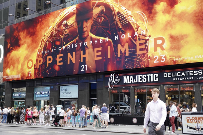 米ニューヨークに掲示された映画「オッペンハイマー」の広告＝2023年7月3日（共同）