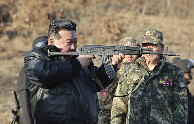北朝鮮の朝鮮人民軍の「重要作戦訓練基地」を訪れ、実動訓練を指導する金正恩朝鮮労働党総書記＝2024年3月6日（朝鮮中央通信＝共同）　写真提供：共同通信社