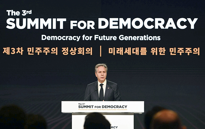 18日、ソウルで開かれた第3回民主主義サミットで発言するブリンケン米国務長官（共同）＝2024年3月18日　写真提供：共同通信社