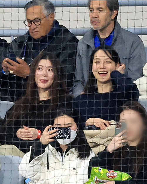 3月18日韓国代表戦　観戦する米大リーグ、ドジャースの大谷翔平選手の妻・真美子さん、通訳・水原一平氏の妻　写真提供：聯合／共同通信社