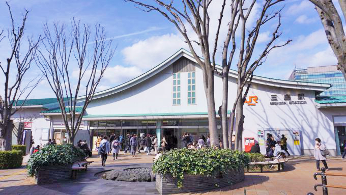 いまの三島駅（南口）、平成25(2013)年の耐震化工事の際、昔の三嶋大社にちなんだ駅舎のイメージを残しながら、富士山のイメージも加えられた