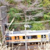 現在の丹那トンネルから出てきた313系電車・普通列車、東海道本線・函南～熱海間