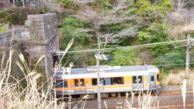 現在の丹那トンネルから出てきた313系電車・普通列車、東海道本線・函南〜熱海間