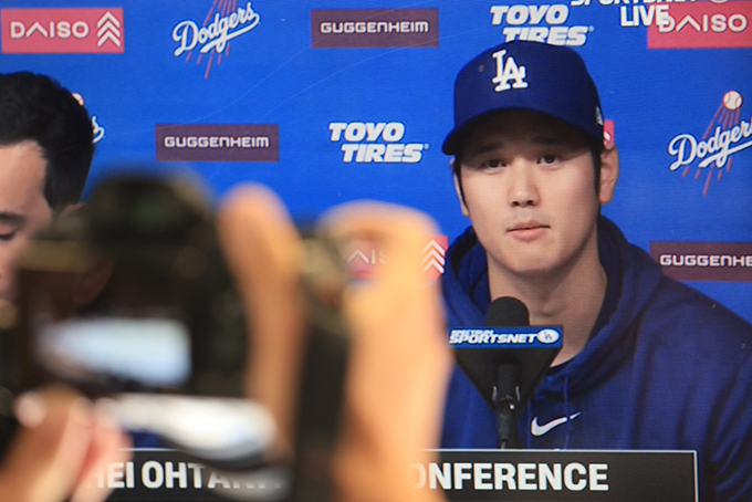 The Los Angeles Dodgers' Shohei Ohtani delivers a statement during a closed press conference as seen on a TV in the press box at Dodger Stadium in Los Angeles on March 25, 2024. Los Angeles Dodgers superstar Shohei Ohtani denied ever betting on baseball or other sports on March 25 in his first public comments since a scandal involving his long-time interpreter erupted last week.　DAVID SWANSON / AFP　AFP＝時事　写真提供：時事通信