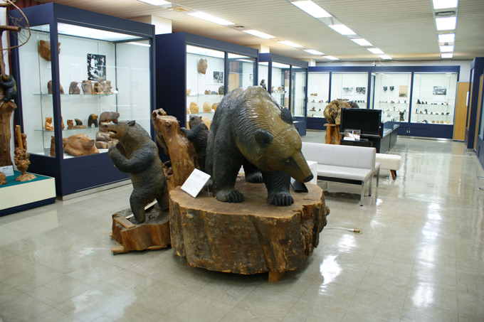 八雲町木彫り熊資料館の館内　　画像提供：八雲町郷土資料館・木彫り熊資料館