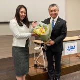 会見終了後、若田さんに花束が手渡された（2024年3月29日）