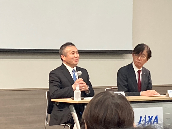 若田さんの記者会見　右はJAXA佐々木宏理事（2024年3月29日）