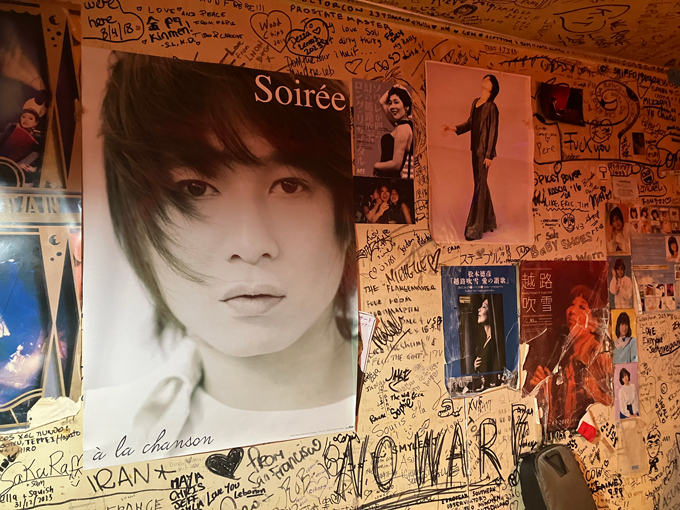 新宿ゴールデン街の「ソワレ」店内　落書きだらけの壁にソワレさんの若き日のポスター