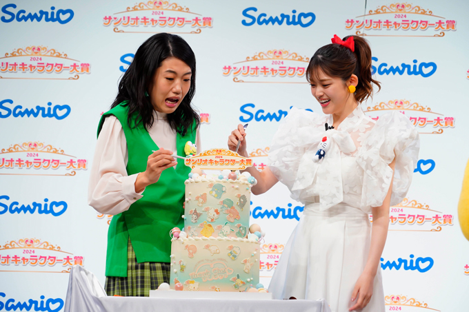 特製ケーキをほおばる松村さんと横澤さん