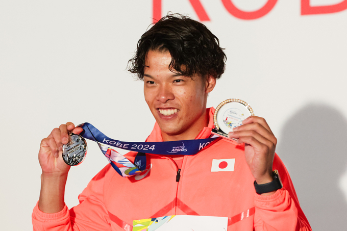 男子200m（T64）決勝で銀メダルを獲得した大島。表彰式では笑顔を見せた