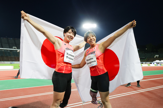 女子走幅跳（T63）で銀メダルを獲得した兎澤（右）と銅メダルの前川