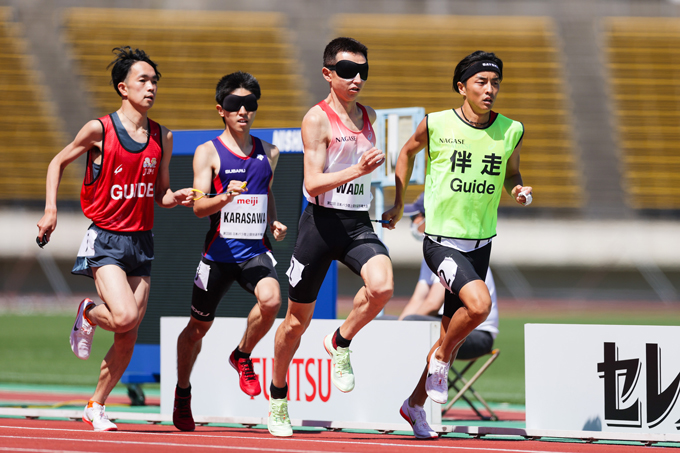 唐澤剣也（左から2人目）、和田伸也（右から2人目）（2022年第33回日本パラ陸上選手権大会で撮影）