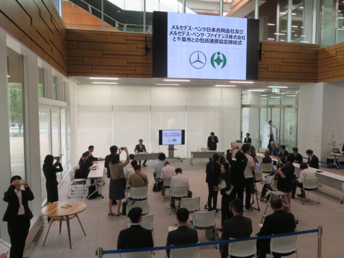 千葉市役所1階イベントスペース「市民ヴォイド」で行われた締結式