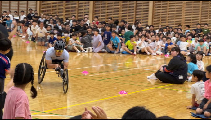 生徒達の間を疾走する鈴木選手