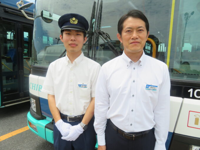太田さん(左)と青野裕治総務課長(右)