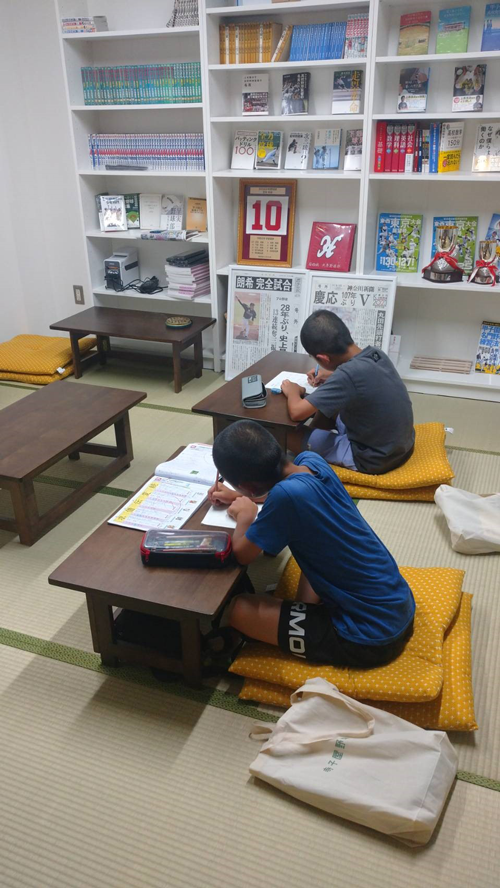 寺子屋スペースで自習をする子供たち