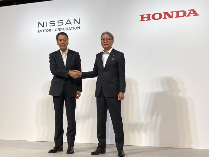 フォトセッションで握手するホンダ・三部社長（右）と日産・内田社長（左）