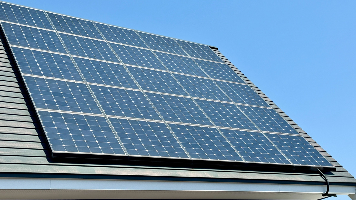 太陽光パネルは建築基準法の適用外!?「普及優先で安全基準は後回しでき 