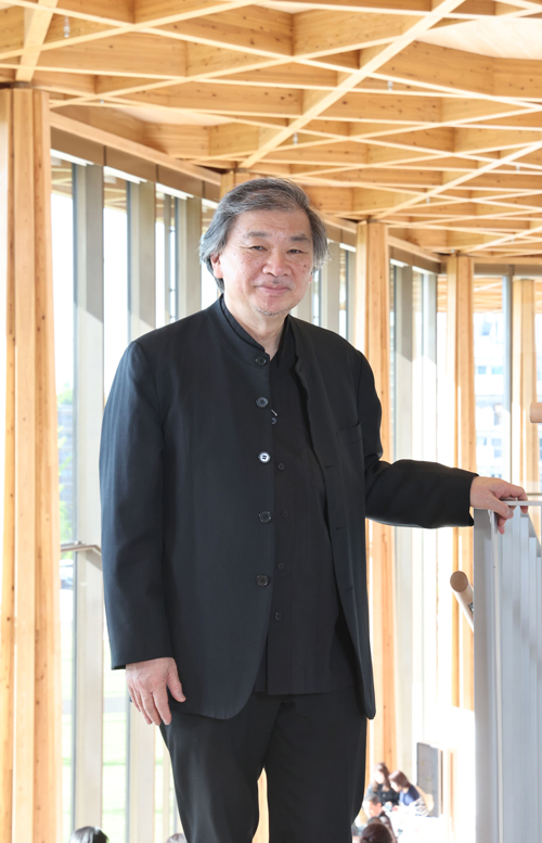 坂　茂 『豊田市博物館』（2024年）にて　2024年4月　Shigeru Ban At Toyota City Museum (2024), April 2024 (C) The Japan Art Association / The Sankei Shimbun