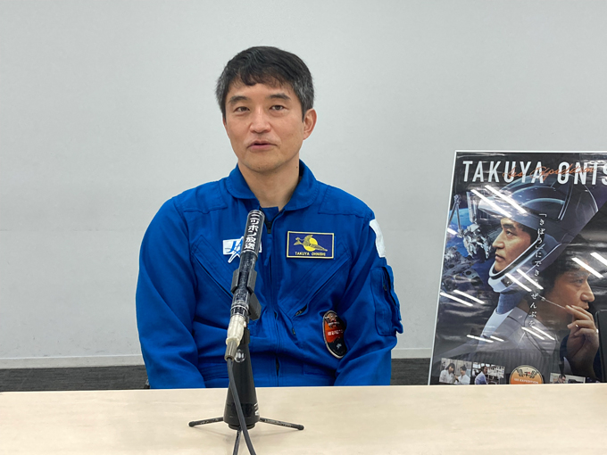 インタビューに応じる大西宇宙飛行士（JAXA東京事務所）