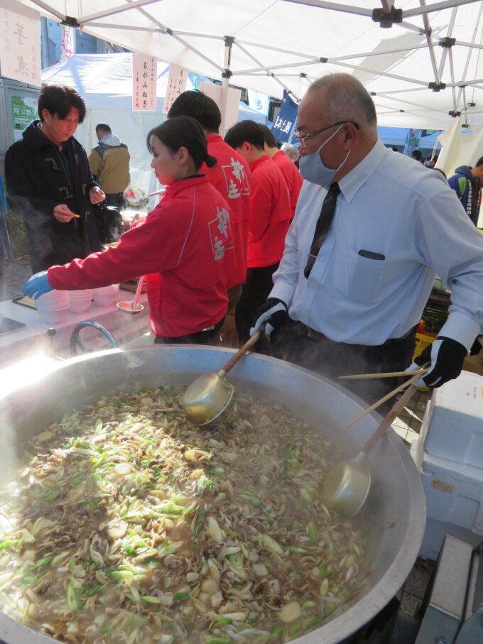 山形県新庄市の「もがみねぎ」と山形牛の入った芋煮　