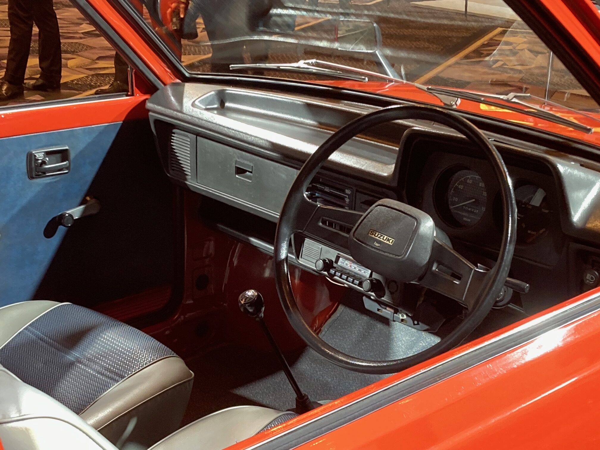 当時でもシンプルそのもののアルトの室内 展示車にはオプションのラジオがついていた