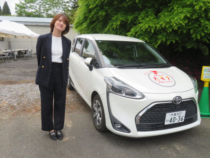 カーシェア車両と、勝又自動車株式会社 遠藤理菜ソリューション開発室長