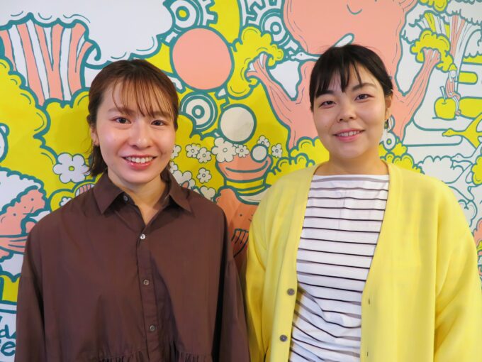 株式会社群成舎の塚本早稀さん(左)とecolab cafeの金井真奈美店長(右)