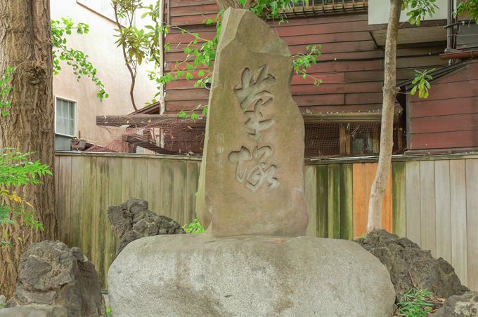 文章が上達する神社!? 筆塚を有する東谷北野神社にてランパンプスが合格祈願!