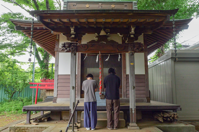 文章が上達する神社!? 筆塚を有する東谷北野神社にてランパンプスが合格祈願!