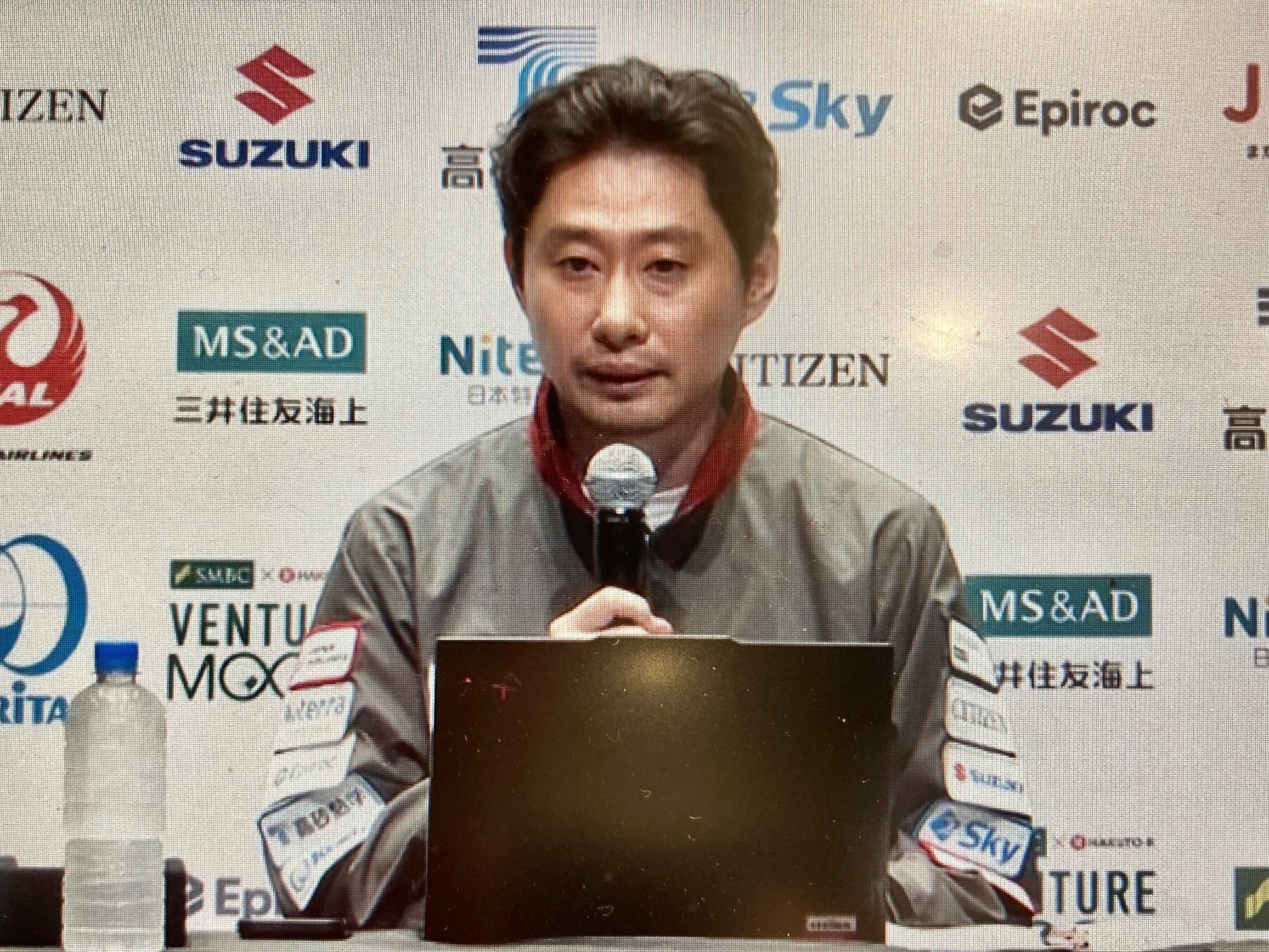 記者会見する袴田武史CEO(オンライン画面から)