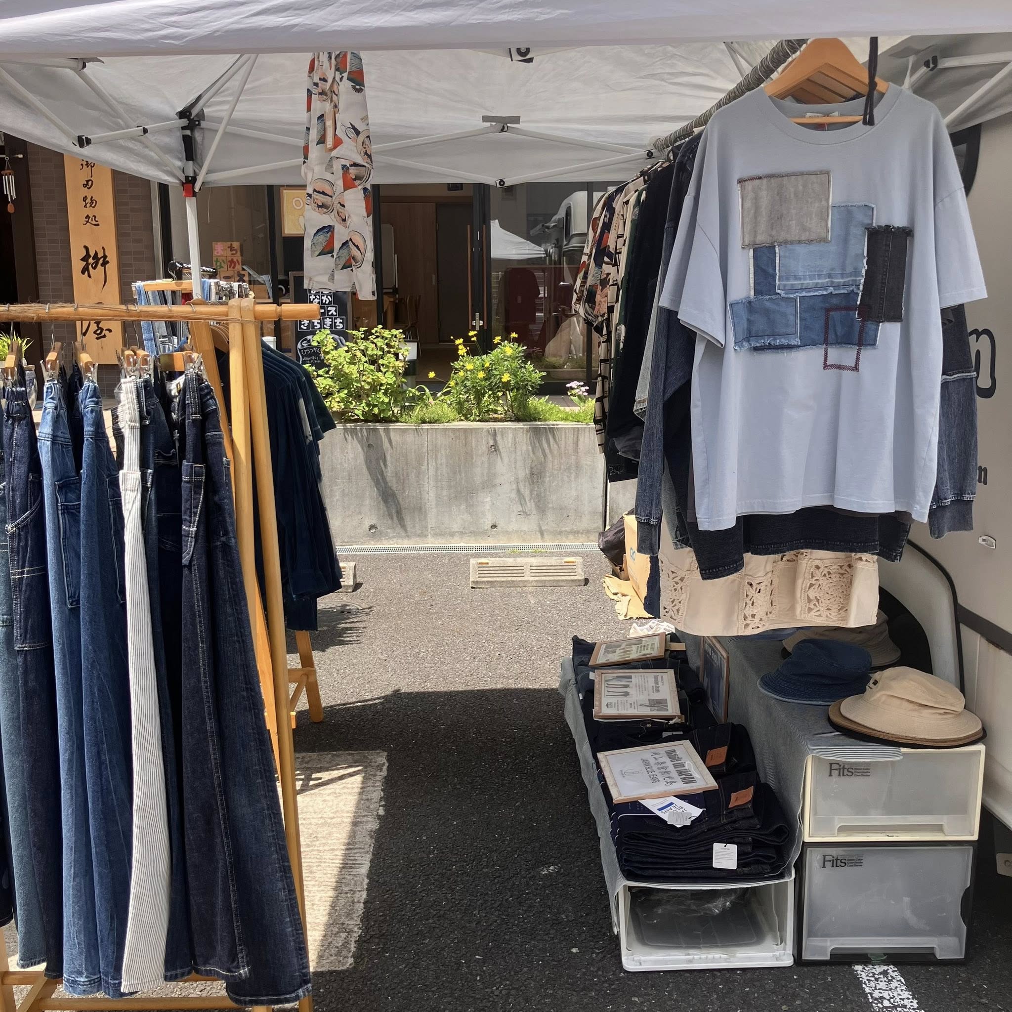 オリジナル商品「デニムマン」のTシャツや帽子なども販売