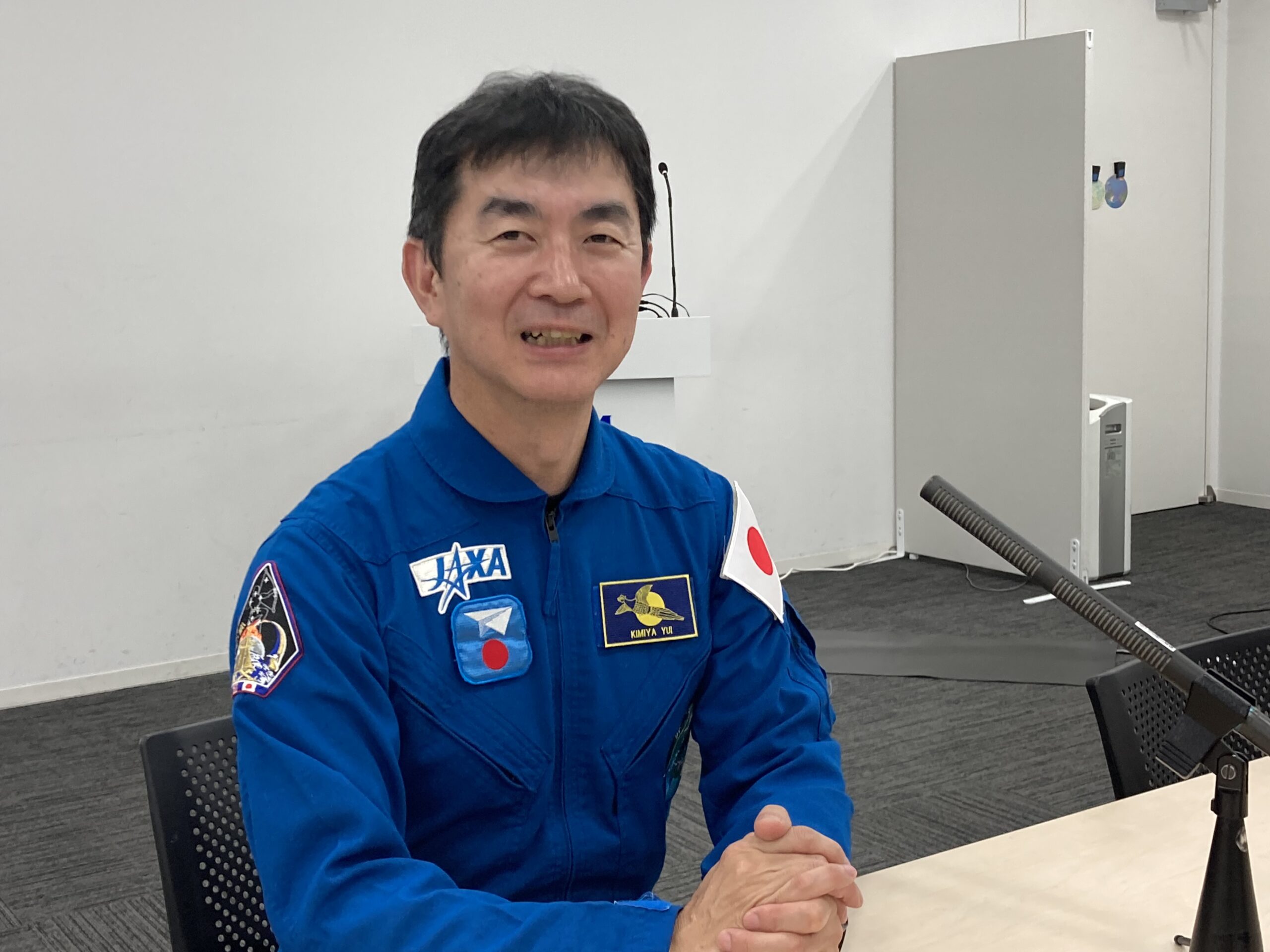 インタビューに答える油井亀美也宇宙飛行士