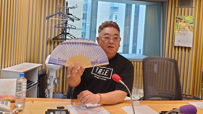 富澤が購入した「TOKYO DOME」と書かれた扇子