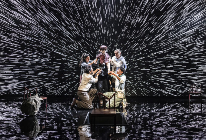 『Our Cosmic Dust』舞台写真 © Pamela Raith