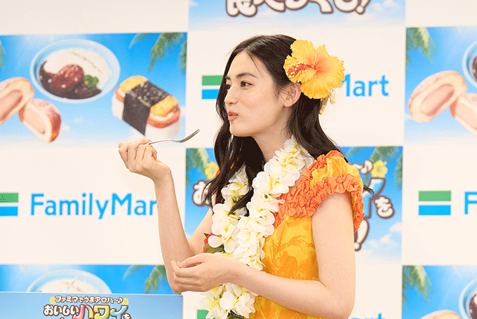 新TVCM出演の女優・八木莉可子が笑顔で「うまアロハ～♪」 ファミリーマートが“おいしいハワイを食べつくす”キャンペーンを開始