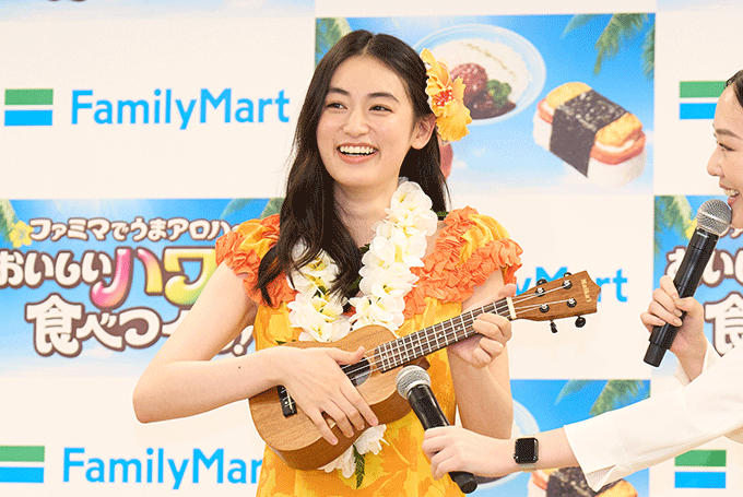 新TVCM出演の女優・八木莉可子が笑顔で「うまアロハ～♪」 ファミリーマートが“おいしいハワイを食べつくす”キャンペーンを開始