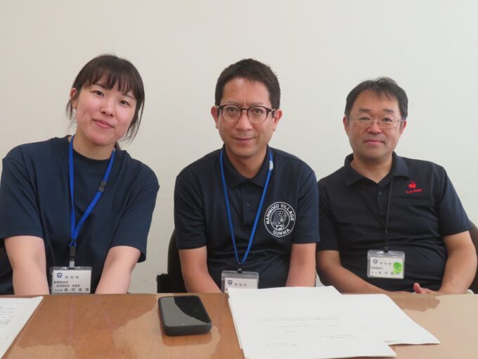 左から 南牧村振興整備部 藤村美穂主任主事、岩井秀司主幹、奥平直生部長