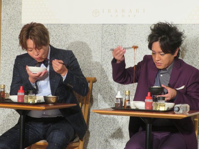 試食をする2人