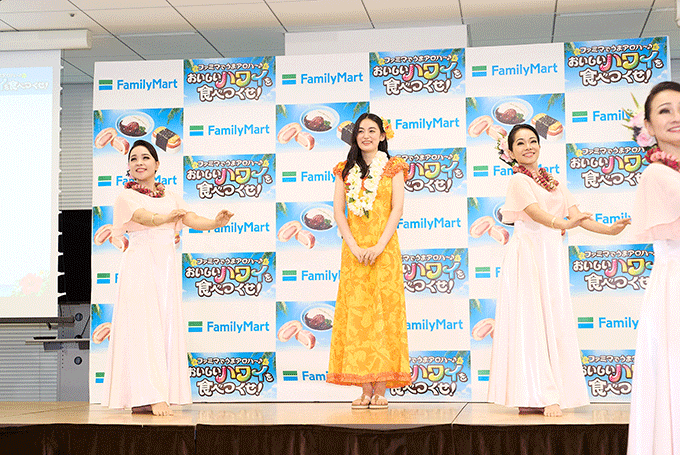 新TVCM出演の女優・八木莉可子が笑顔で「うまアロハ～♪」 ファミリーマートが“おいしいハワイを食べつくす”キャンペーンを開始
