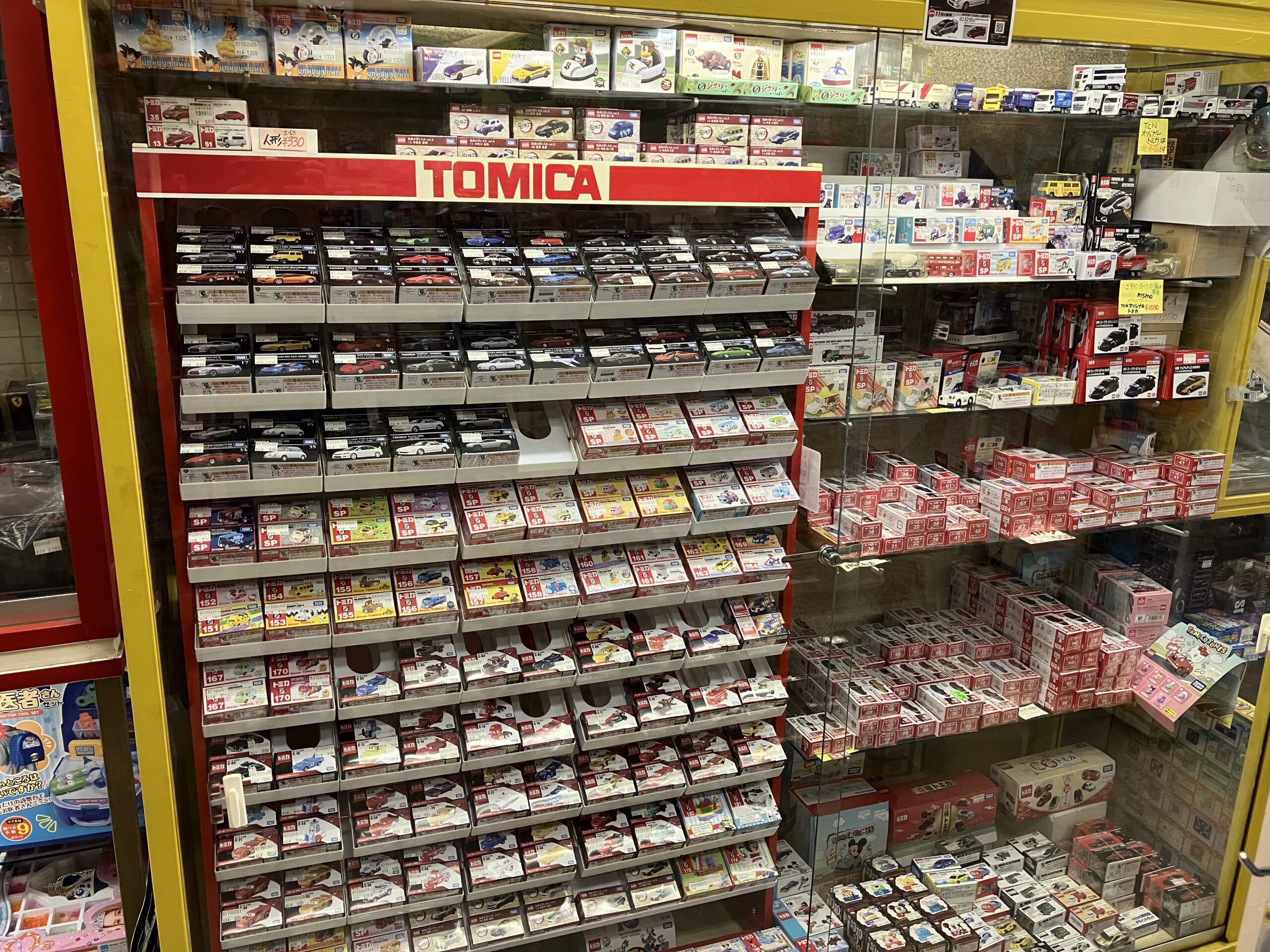 豊富に揃う「トミカ」も人気商品の一つ