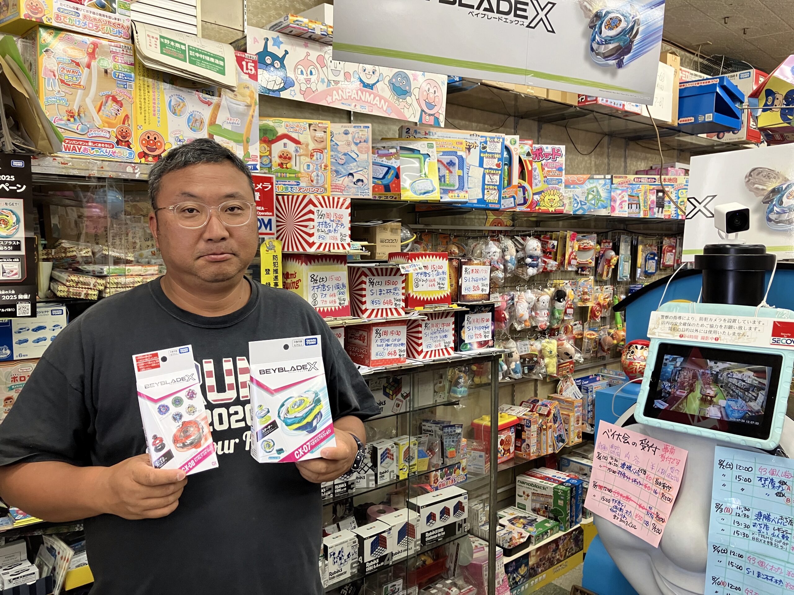 大人気の「BEYBLADE X」を持つ田中肇店長