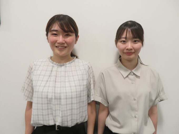 ヨコオデイリーフーズ広報チームの齊藤ちな実さん(左)と町田暁南さん