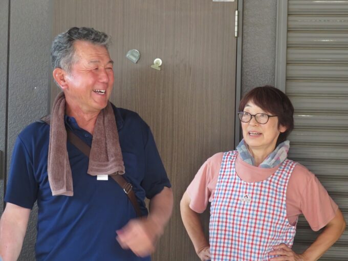 フェルミエ那珂会長で綿引農園の綿引桂太取締役(左)