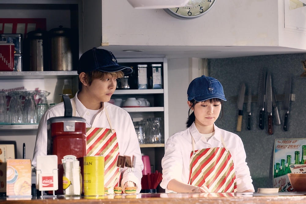 (C)餡蜜／講談社 (C)2025 映画「隣のステラ」製作委員会
