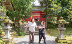 息を止めて3周回ると願いが叶う泉!? 白蛇龍神を祀る、金澤神社にてランパンプスが合格祈願!