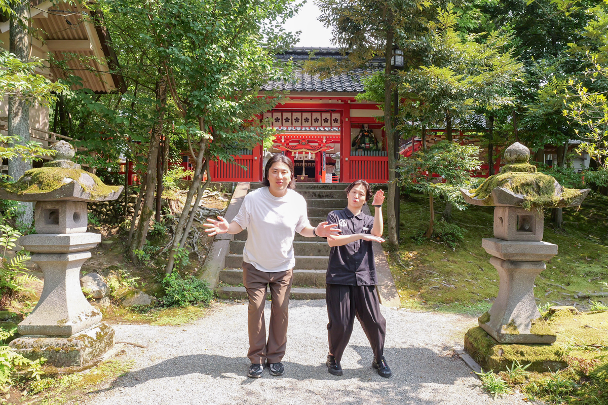 息を止めて3周回ると願いが叶う泉！？　白蛇龍神を祀る、金澤神社にてランパンプスが合格祈願！
