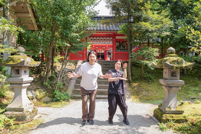 息を止めて3周回ると願いが叶う泉！？　白蛇龍神を祀る、金澤神社にてランパンプスが合格祈願！