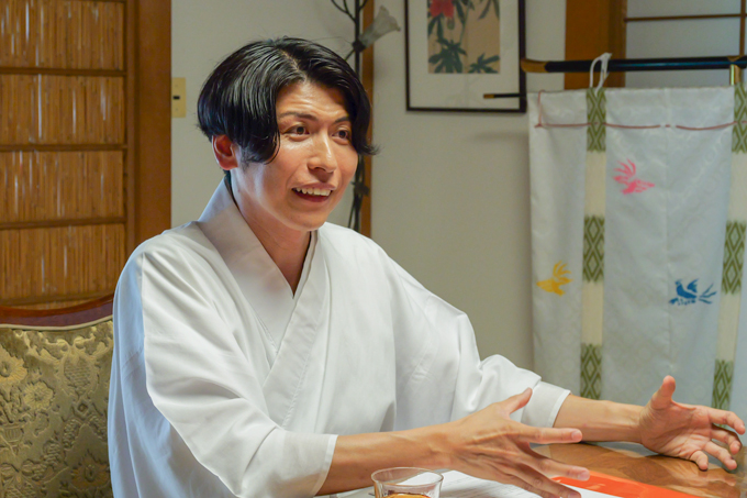 息を止めて3周回ると願いが叶う泉！？　白蛇龍神を祀る、金澤神社にてランパンプスが合格祈願！