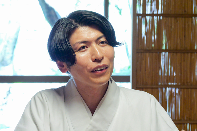 息を止めて3周回ると願いが叶う泉！？　白蛇龍神を祀る、金澤神社にてランパンプスが合格祈願！